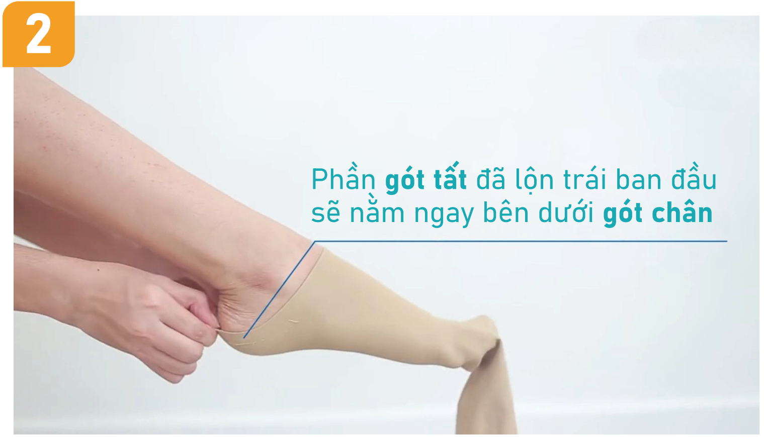 Bước 02: đưa bàn chân vào tất