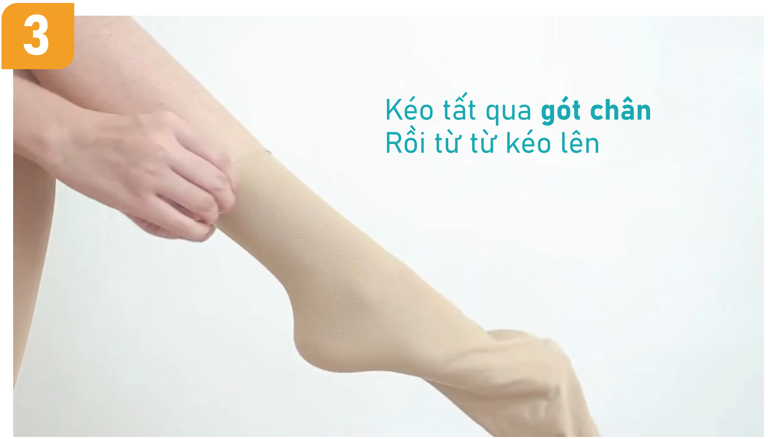 Bước 03: kéo tất qua gót chân