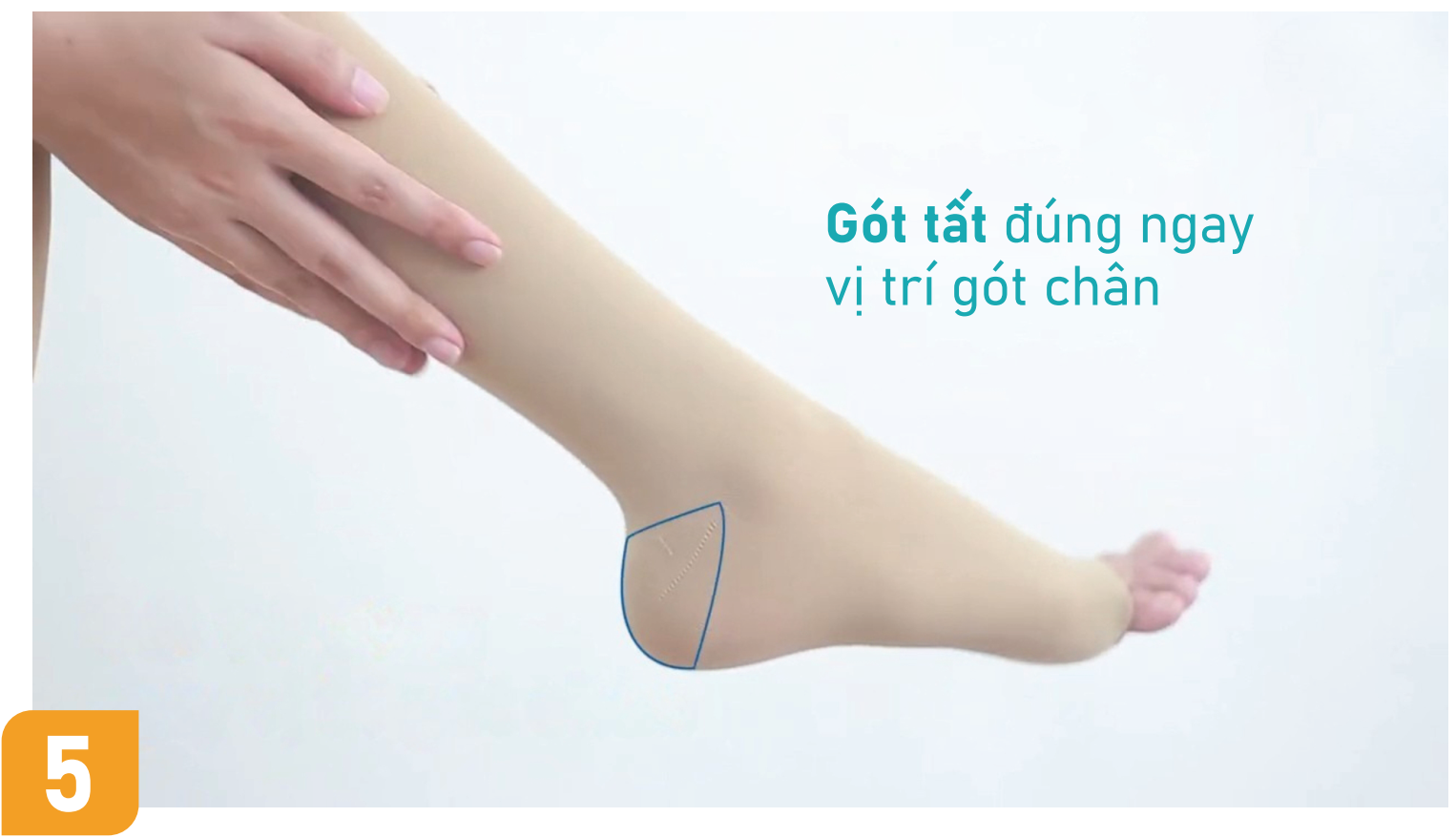 Bước 05: vuốt đều tất lên chân